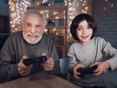 Anciano y niño jugando