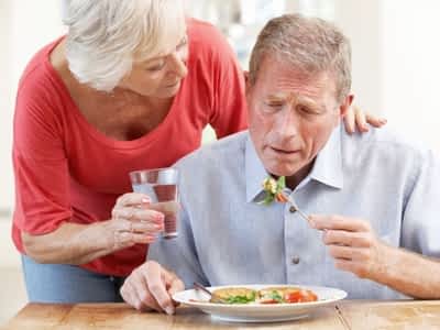 Dar de comer a ancianos